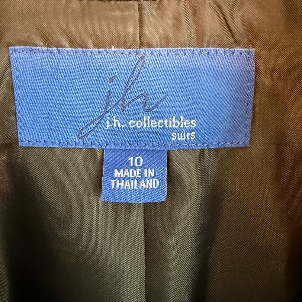 JH Collectibles Charcoal Suit with Floral Button - Picture 2 of 6
